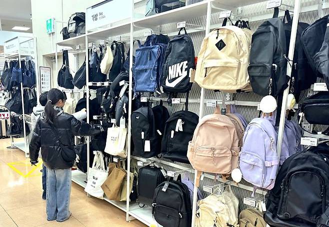 [서울=뉴시스] 롯데마트가 3월 신학기를 맞아 오는 25일까지 키즈 식기류와 가방, 실내화 등 주요 신학기 용품을 최대 30% 할인 판매한다고 19일 밝혔다. (사진=롯데마트 제공) *재판매 및 DB 금지