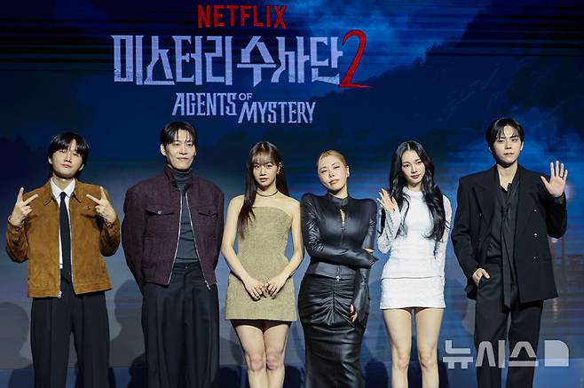 [서울=뉴시스] 권창회 기자 = 이용진(왼쪽부터), 존박, 혜리, 가비, 카리나, 김도훈이 19일 서울 마포구 호텔 나루에서 열린 넷플릭스 예능 '미스터리 수사단' 시즌2 제작발표회에서 포즈를 취하고 있다. 2026.02.19. kch0523@newsis.com