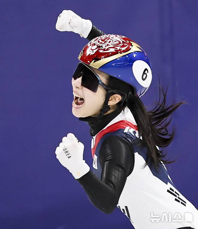 [밀라노=뉴시스] 김근수 기자 = 쇼트트랙 김길리가 18일(현지 시간) 이탈리아 밀라노 아이스스케이팅 아레나에서 열린 2026 밀라노·코르티나 담페초 동계올림픽 여자 쇼트트랙 3000m 계주 결승에서 금메달을 차지하자 포효하고 있다. 2026.02.19. ks@newsis.com