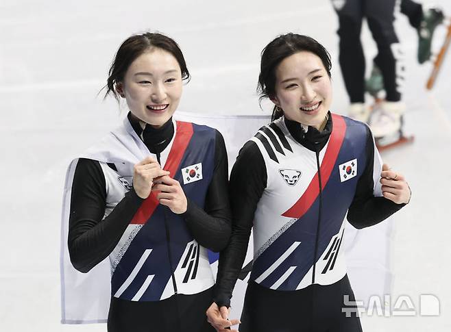 [밀라노=뉴시스] 김근수 기자 = 쇼트트랙 최민정과 김길리가 18일(현지 시간) 이탈리아 밀라노 아이스스케이팅 아레나에서 열린 2026 밀라노·코르티나 담페초 동계올림픽 여자 쇼트트랙 3000m 계주 결승에서 금메달을 차지하자 기쁨을 나누고 있다. 2026.02.19. ks@newsis.com