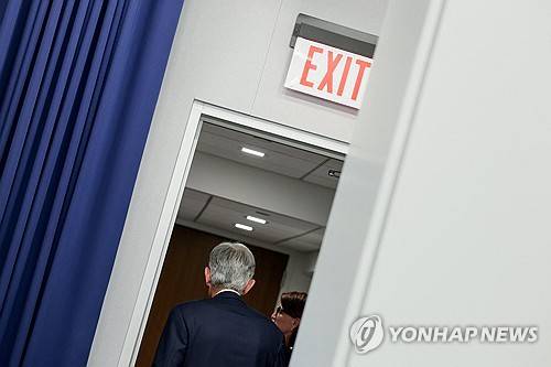 지난달 28일(현지시간) 기준금리 동결 발표 후 기자회견장 나서는 제롬 파월 미 연준 의장 [로이터 연합뉴스 자료사진]