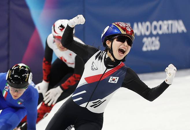 18일(현지시간) 이탈리아 밀라노 아이스스케이팅 아레나에서 열린 2026 밀라노·코르티나담페초 동계올림픽 쇼트트랙 여자 3000m 계주 결승에서 한국 마지막 주자 김길리가 1위로 피니시라인을 통과하며 환호하고 있다. 연합뉴스