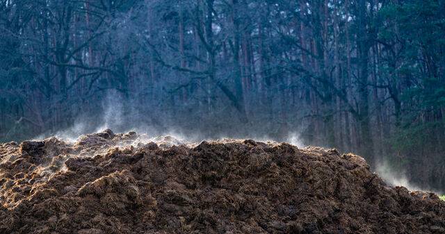 옛 농부들은 우수 무렵에 묵은 거름을 밭에 뿌리고 녹기 시작한 땅을 살피며 한해 농사 준비를 했다. 클립아트코리아
