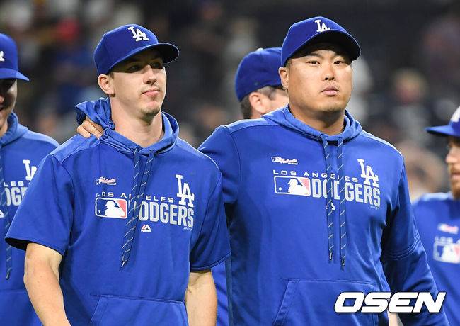 [OSEN=박준형 기자] LA 다저스 시절 류현진과 뷸러가 어깨동무를 하며 그라운드를 빠져나가고 있다. / soul1014@osen.co.kr