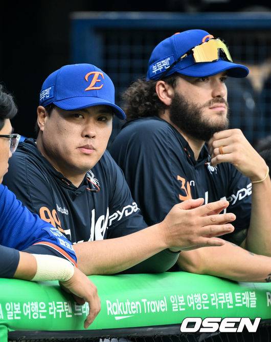 [OSEN=잠실, 조은정 기자]9일 오후 서울 잠실구장에서 ‘2025 신한 SOL Bank KBO리그’ LG 트윈스와 한화 이글스의 경기가 열렸다.LG는 치리노스, 한화는 엄상백을 선발로 내세웠다.한화 류현진, 폰세가 경기를 지켜보고 있다. 2025.08.09 /cej@osen.co.kr