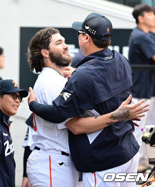 [OSEN=대전, 김성락 기자] 3일 오후 대전 한화생명볼파크에서 ‘2025 신한 SOL Bank KBO리그’ 한화 이글스와 KT 위즈의 경기가 열렸다.이날 홈팀 한화는 폰세, KT는 쿠에바스를 선발로 내세웠다.6회초 종료 후 한화 폰세, 류현진이 더그아웃에서 이야기를 나누고 있다. 2025.06.03 / ksl0919@osen.co.kr