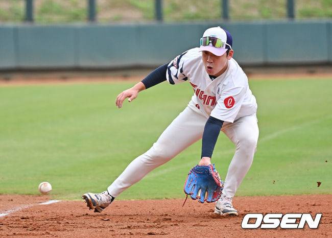 [OSEN=타이난(대만) , 이석우 기자] 프로야구 롯데 자이언츠가 1일(한국시간) 대만 타이난 아시아-태평양 국제야구센터에 스프링캠프를 차리고 구슬땀을 흘렸다.김태형 감독 등&nbsp;코치진과 투수&nbsp;20명,&nbsp;포수&nbsp;5명,&nbsp;내야수&nbsp;9명,&nbsp;외야수&nbsp;7명 등 총&nbsp;41명의 선수단이 1월 20일까지 1차 캠프에서 체력 강화와 기술 훈련을 치른 뒤 21일부터 3월 5일까지 일본 미야자키로 옮겨 2차 캠프에서 구춘리그에 참가해 실전 감각을 점검한다.롯데 박찬형이 3루 수비훈련을 하고 있다. 2026.02.01 / foto0307@osen.co.kr