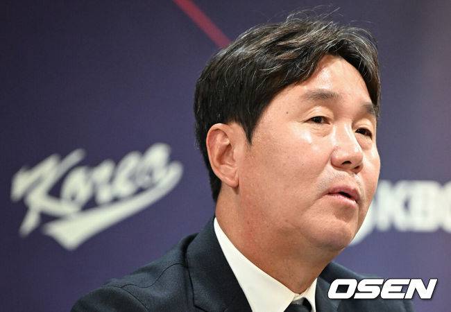 [OSEN=조은정 기자]6일 서울 중구 한국프레스센터에서 2026 WBC 대표팀 기자회견이 열렸다.최종 명단을 확정한 야구대표팀은 오는 14일 일본 오키나와 전지훈련을 떠나 WBC 담금질에 돌입한다. KBO리그 팀과 여섯 차례 연습경기를 치러 실전 감각도 키운다.대표팀 류지현 감독이 취재진 질문에 답변을 하고 있다. 2026.02.06 /cej@osen.co.kr