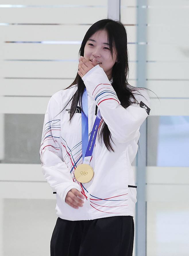 2026 밀라노·코르티나담페초 동계올림픽 스노보드 여자 하프파이프에서 금메달을 차지한 최가온이 16일 인천공항2터미널을 통해 귀국하고 있다. 뉴스1