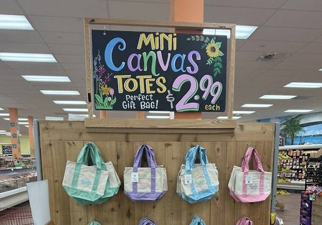 일부 매장에서는 1인당 구매 수량 제한이 적용되기도 했던 트레이더조 미니 토트백이 계산대에 쌓여 있다. 2.99달러라는 저렴한 가격 덕분에 “일단 사고 보자”는 심리가 폭발하며 리셀가 상승의 도화선이 됐다. 엑스(X) 캡처