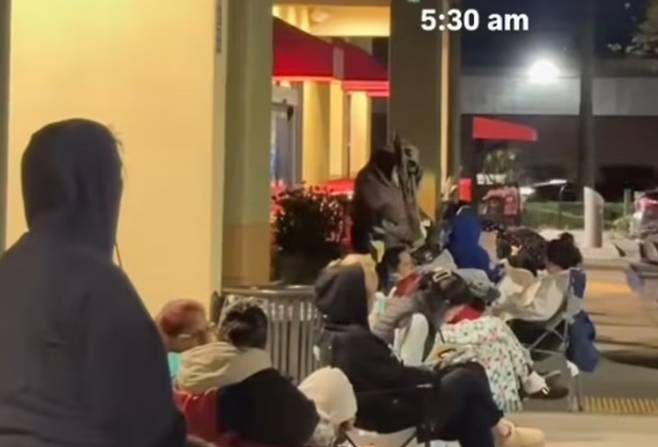 미국 현지의 한 트레이더조 매장 앞에 이른 새벽 시간임에도 토트백을 구매하려는 소비자들이 길게 줄을 서 있다. 이례적인 품귀 현상은 소셜미디어를 타고 글로벌 리셀 시장의 열기로 번졌다. 엑스(X) 캡처