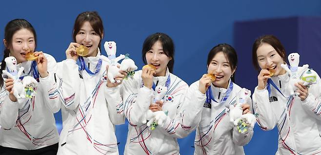 2026 밀라노·코르티나담페초 동계 올림픽 쇼트트랙 여자 3000m 계주 우승을 차지한 대한민국 여자 대표팀의 심석희(왼쪽부터), 노도희, 이소연, 김길리, 최민정. 밀라노=연합뉴스
