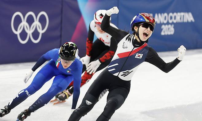 한국 여자 쇼트트랙 대표팀 김길리가 19일 열린 여자 계주 3000m 결승에서 금메달을 확정짓고 환호하고 있다. 밀라노=연합뉴스
