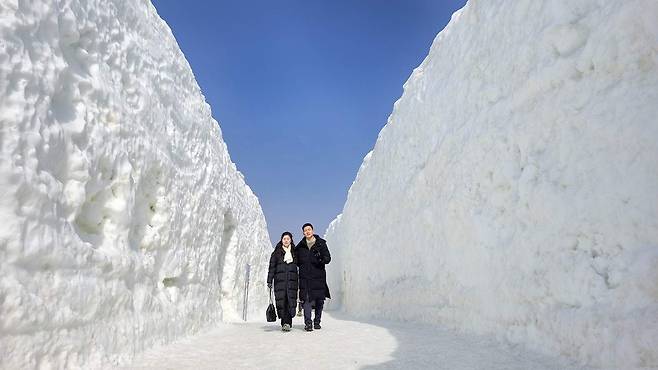 설 연휴기간인 18일 평창 대관령눈꽃축제를 찾은 방문객들이 눈빙벽길을 걸으며 즐거운 시간을 보내고 있다.평창관광문화재단 제공