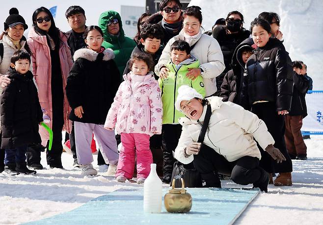 대관령눈꽃축제장을 찾은 관광객들이 눈밭에서 주전자 볼링을 즐기고 있다.평창관광문화재단 제공