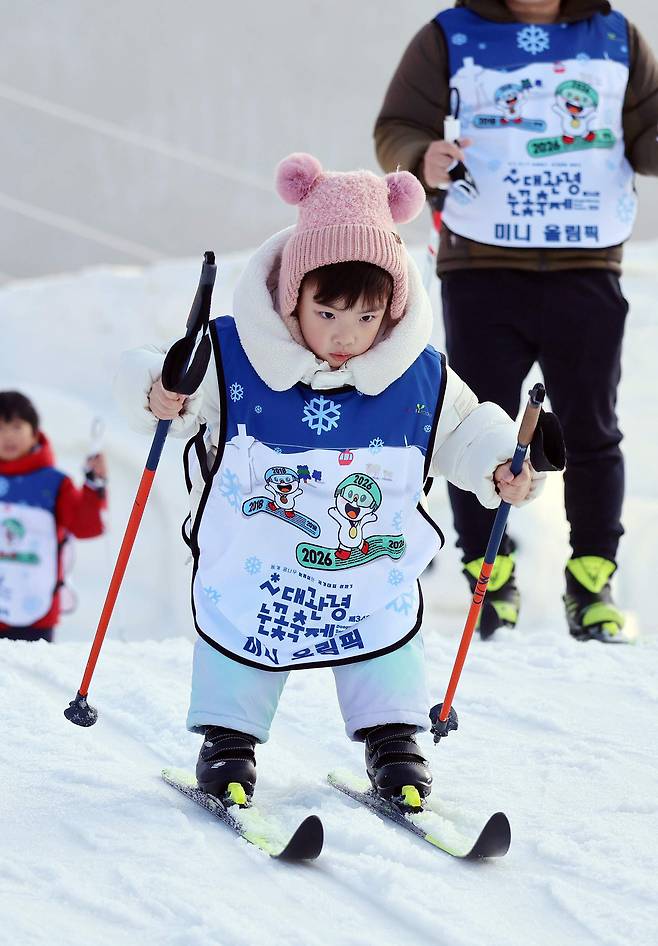 18일 제34회 평창 대관령눈꽃축제를 찾은 어린이가 노르딕 스키 체험을 하고 있다.평창관광문화재단 제공