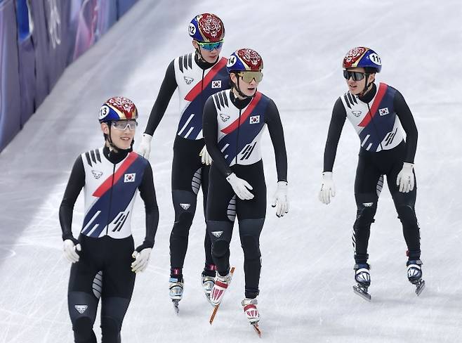 한국 쇼트트랙 국가대표 임종언(왼쪽부터), 이준서, 신동민, 이정민이 16일(한국시간) 이탈리아 밀라노 아이스스케이팅 아레나에서 열린 2026 밀라노·코르티나담페초 동계올림픽 쇼트트랙 남자 5000m 계주 준결선에서 1위를 확정한 뒤 기뻐하고 있다. 밀라노 뉴스1