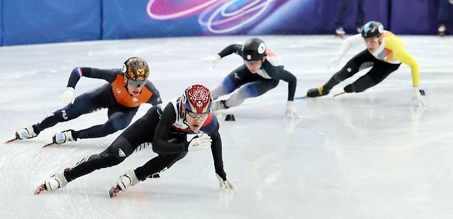 한국 쇼트트랙 국가대표 임종언이 16일(한국시간) 이탈리아 밀라노 아이스스케이팅 아레나에서 열린 2026 밀라노·코르티나담페초 동계올림픽 남자 5000m 계주 준결선에서 선두로 달리고 있다. 밀라노 뉴스1