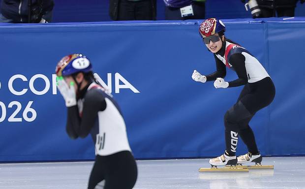 한국 여자 쇼트트랙 대표팀 심석희(왼쪽) 18일(현지 시간) 이탈리아 밀라노 아이스스케이팅 아레나에서 열린 2026 밀라노·코르티나담페초 동계올림픽 쇼트트랙 여자 3000m 계주 결승에서 금메달을 차지한 후 감격스러워하고 있다. 뉴스1