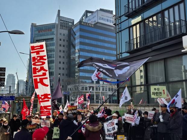 윤석열 전 대통령 내란 혐의 1심 선고 당일인 19일 서울 서초동 서울중앙지방법원 인근에서 개최된 보수 성향 단체 집회에 참석한 시민들이 윤 전 대통령을 지지하는 내용의 피켓을 들고 있다. 박지우 견습기자
