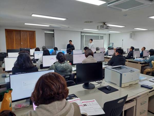 지난 12일부터 경산시 농업기술센터에서 실시하고 있는 상반기 정보화 농업인 경영·마케팅 교육 ⓒ경산시 제공