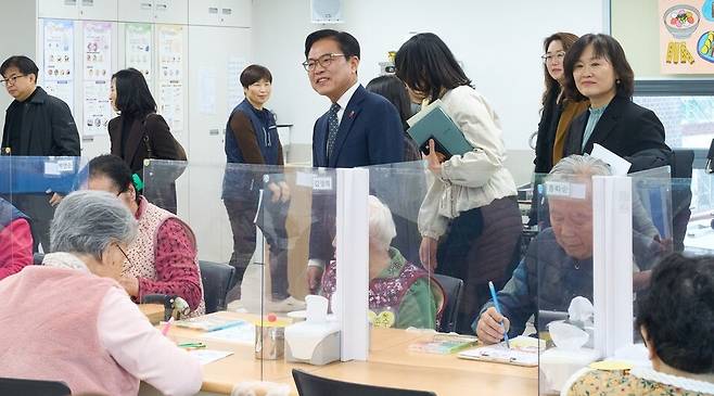 지난 4일 김석필 천안시장 권한대행 부시장이 통합돌봄센터를 방문해 돌봄서비스 제공 현황을 둘러보고 있다. ⓒ천안시 제공