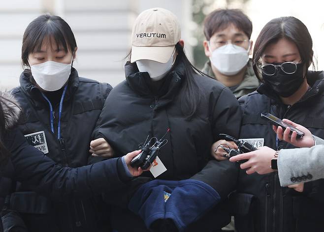 서울 강북구 수유동의 숙박업소에서 남성 2명을 살해한 혐의 등을 받는&nbsp;20대&nbsp;여성 김아무개씨가 2월12일 서울북부지방법원에서 열린 구속 전 피의자 심문에 출석하고 있다. ⓒ연합뉴스