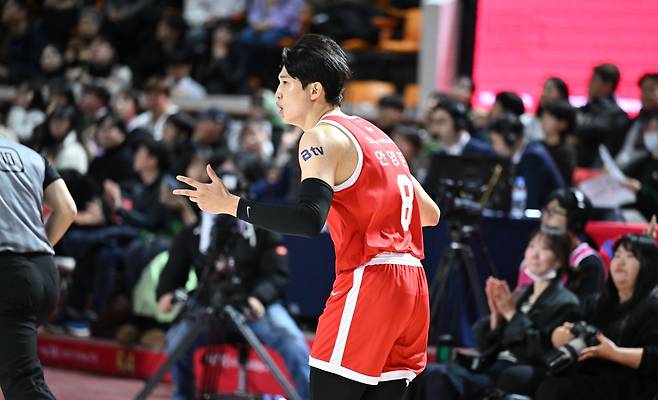 SK 안영준(사진)이 오른쪽 발목을 다친 송교창을 대신해 한국 농구대표팀에 합류한다. 사진제공｜KBL