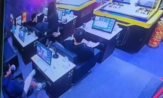 롯데 선수들이 불법 도박장에 간 장면이 포착된 CCTV 장면. 온라인 커뮤니티 캡처