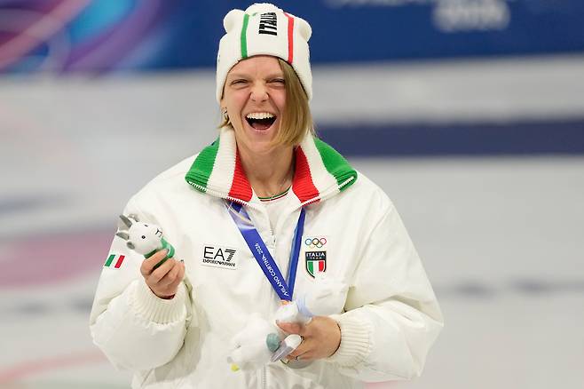 아리아나 폰타나가 19일 쇼트트랙 여자 3000m 계주에서 은메달을 획득한 뒤 메달을 들어 보이고 있다. AP