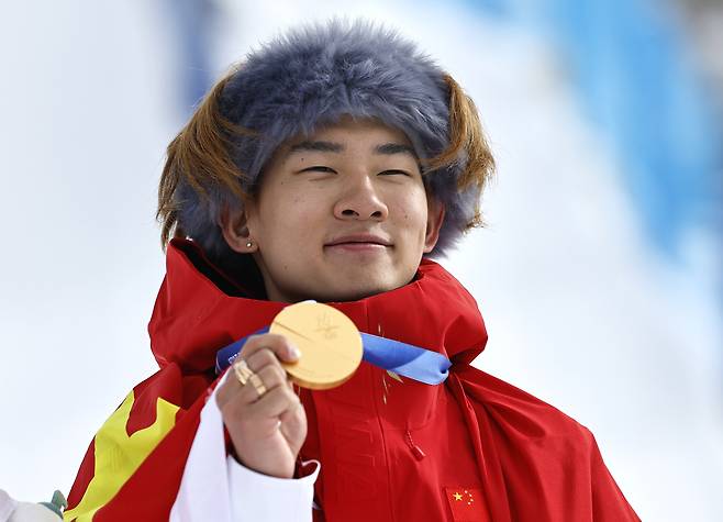 2026 밀라노·코르티나담페초 동계올림픽 스노보드 남자 슬로프스타일에서 금메달을 차지한 중국 수이밍이 18일(현지시간) 이탈리아 리비뇨에서 열린 시상식 후 메달을 들어 보이고 있다. 신화통신