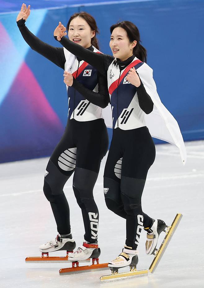 한국대표팀 최민정과 김길리가 관중석을 향해 손을 흔들고 있다. 연합뉴스