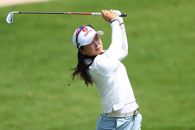 최혜진이 19일 태국 촌부리의 시암 컨트리클럽 올드코스에서 열린 LPGA 투어 혼다 타일랜드 1라운드 도중 2번 홀에서 아이언 샷을 하고 있다. 게티이미지코리아