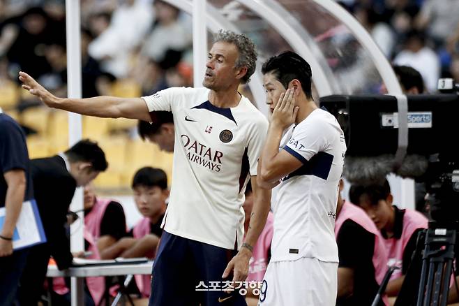 프리시즌 투어를 위해 방한한 파리 생제르맹(PSG) 루이스 엔리케 감독이 3일 부산아시아드주경기장에서 열린 K리그1 전북 현대와의 쿠팡플레이 3차전 경기에서 이강인에게 지시하고 있다. 문재원 기자