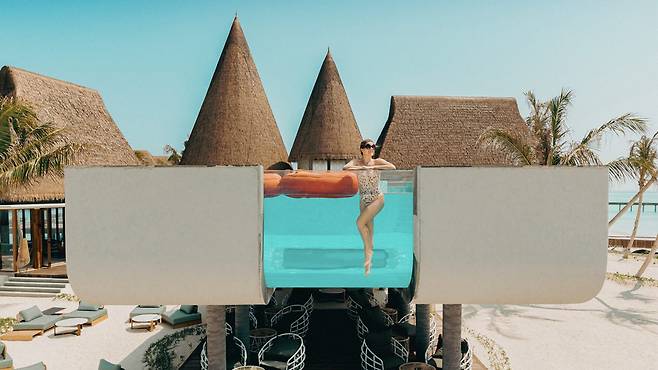 2026년 2월 신규 몰디브 리조트 메야푸시의 성인 전용 글라스 바텀 풀. 사진제공|팜투어