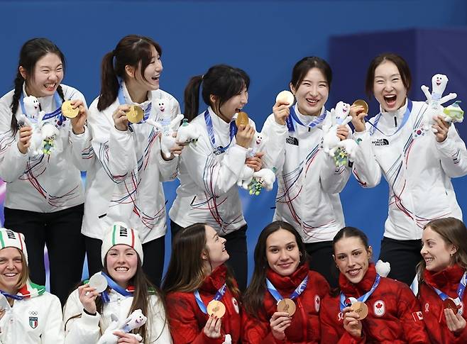 ▲ 이탈리아 밀라노 아이스스케이팅 아레나에서 열린 2026 밀라노-코르티나담페초 동계올림픽 쇼트트랙 여자 3000m 계주 결승에서 금메달을 따낸 한국 선수들이 메달을 목에 걸고 포즈를 취하고 있다. ⓒ연합뉴스