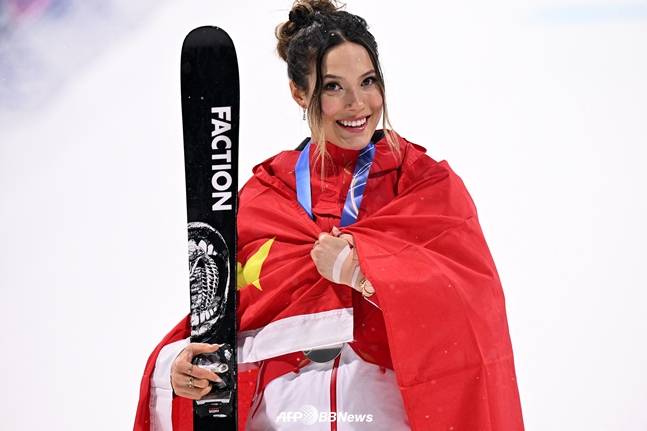 중국 국기를 몸에 두른 구아이링. /AFPBBNews=뉴스1