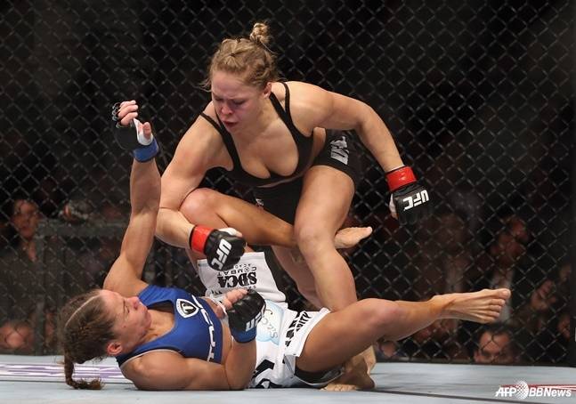 론다 로우지(오른쪽) 경기 중. /AFPBBNews=뉴스1