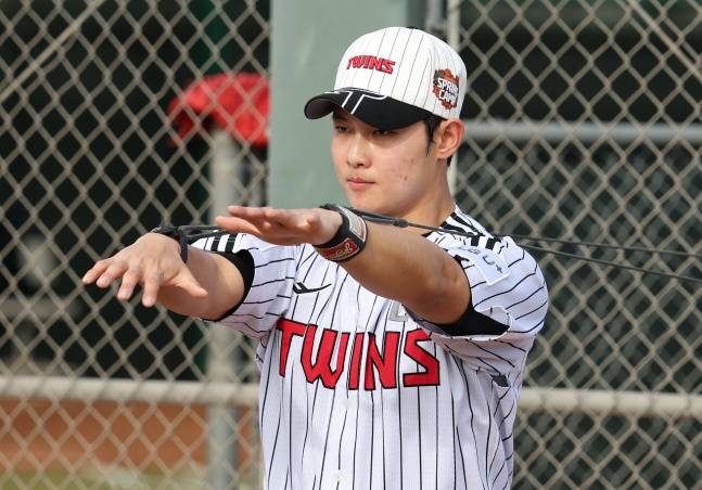 김영우가 최근 미국 애리조나주 스코츠데일에서 열린 2026 LG 스프링캠프에서 스트레칭을 하고 있다. /사진=LG 트윈스 제공