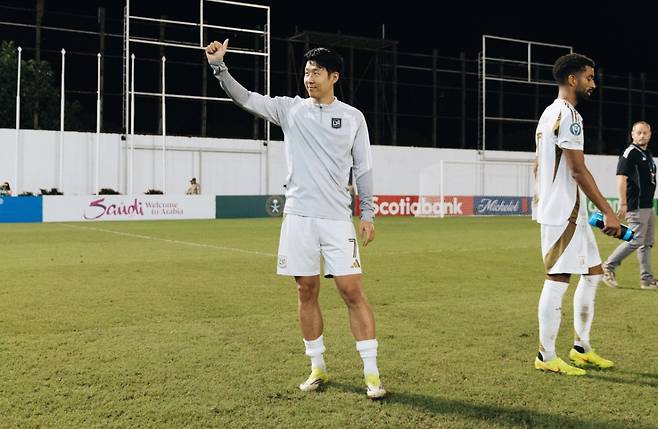 ロサンゼルス（ＬＡ）ＦＣソン・フンミンが１８日（韓国時間）、ホンジュラス・サン・ペドロスーラのフランシスコ・モラ山競技場で開かれた２０２６北中ミカリブサッカー連盟（ＣＯＮＣＡＣＡＦ）チャンピオンズカップ１ラウンド第１戦を終えた後、ファンに挨拶している。この日ソン・フンミンは1ゴール3助けの大活躍を繰り広げ、チームの6-1大勝を率いた。 /写真=LAFC SNSキャプチャ
