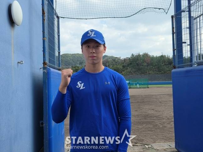 삼성 이호범이 19일 일본 오키나와 온나손 아카마 구장에서 취재진과 인터뷰에 응하고 있다. /사진=김동윤 기자