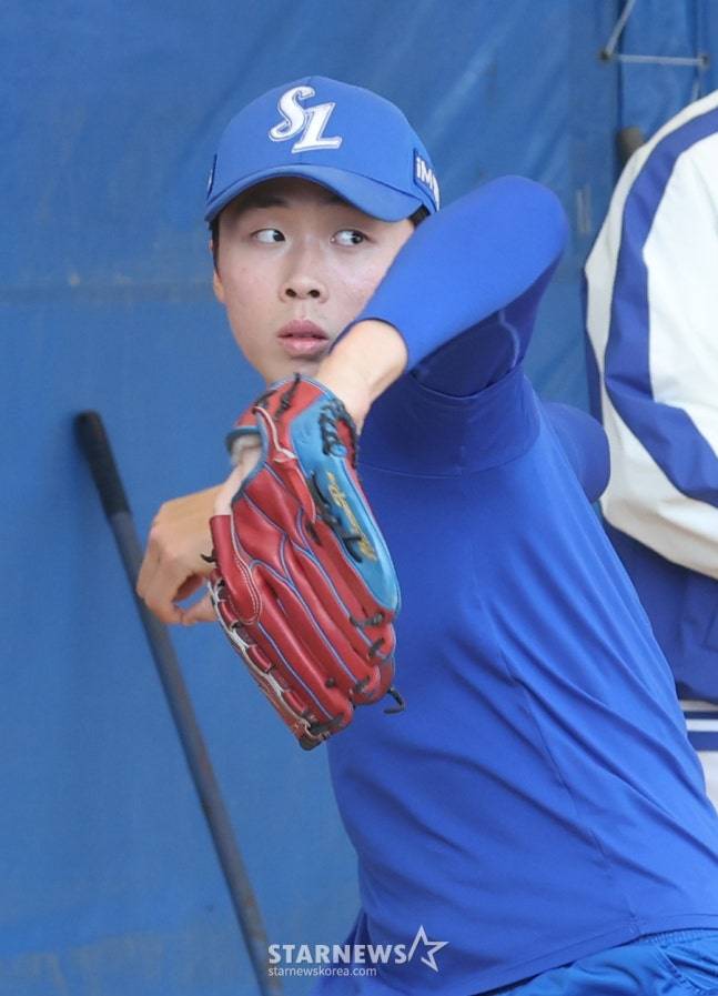 삼성 라이온즈 선수단이 19일 일본 오키나와 온나손 아카마 구장에서 2차 스프링캠프 일정을 진행했다.  투수 이호범이 불펜 훈련을 하고 있다. /사진=김진경 대기자