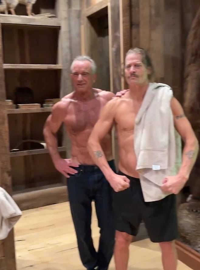 웃통 벗은 청바지 차림의 로버트 케네디 주니어 장관(왼쪽)과 가수 키드 록 [케네디 장관 X 캡처]