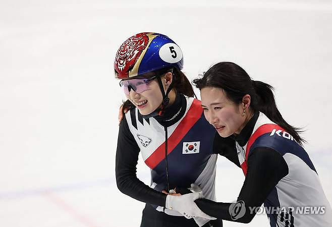 금빛 눈물과 미소 (밀라노=연합뉴스) 이지은 기자 = 18일(현지시간) 이탈리아 밀라노 아이스스케이팅 아레나에서 열린 2026 밀라노-코르티나담페초 동계올림픽 쇼트트랙 여자 3000m 계주에서 금메달을 따낸 한국대표팀 김길리와 최민정이 기뻐하고 있다. 2026.2.19 jieunlee@yna.co.kr