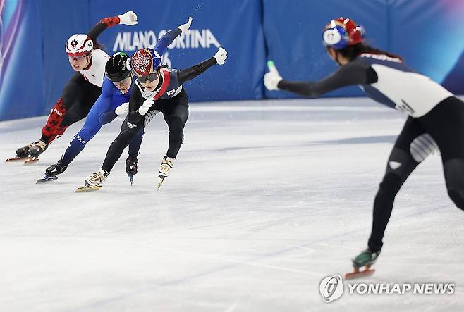 김길리에게 맡겨진 메달의 색깔 (밀라노=연합뉴스) 신준희 기자 = 18일(현지시간) 이탈리아 밀라노 아이스스케이팅 아레나에서 열린 2026 밀라노-코르티나담페초 동계올림픽 쇼트트랙 여자 3000m 계주 결승에서 한국 마지막 주자 김길리가 피니시라인을 향해 1위로 달리고 있다. 오른쪽은 심석희. 2026.2.19 hama@yna.co.kr