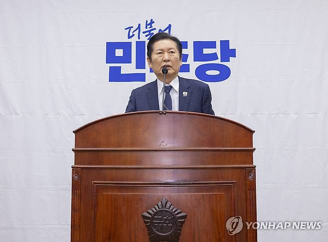 민주당 정책 의총에서 인사말 하는 정청래 대표 (서울=연합뉴스) 황광모 기자 = 더불어민주당 정청래 대표가 5일 국회에서 열린 정책 의원총회에서 인사말을 하고 있다. 2026.2.5 hkmpooh@yna.co.kr