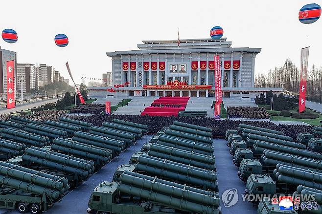 북한, 600mm 대구경 방사포 증정식 진행 (평양 조선중앙통신=연합뉴스) 북한 조선중앙통신은 19일 김정은 국무위원장 참석 하에 "군수노동계급이 조선노동당 제9차대회에 드리는 600mm 대구경 방사포 증정식 2월 18일 수도 평양에서 성대히 거행"됐다고 보도했다. 2026.2.19 
    [국내에서만 사용가능. 재배포 금지. For Use Only in the Republic of Korea. No Redistribution] nkphoto@yna.co.kr