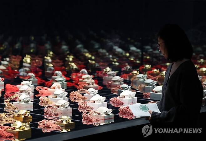 국립고궁박물관, 개관 20주년 맞아 '시간을 잇는 보존과학' 특별전 (서울=연합뉴스) 이지은 기자 = 2일 서울 종로구 국립고궁박물관에서 열린 개관 20주년 특별전 '리:본, RE:BORN) 시간을 잇는 보존과학'에 다양한 금보와 옥보가 전시돼 있다. 2025.12.2 jieunlee@yna.co.kr