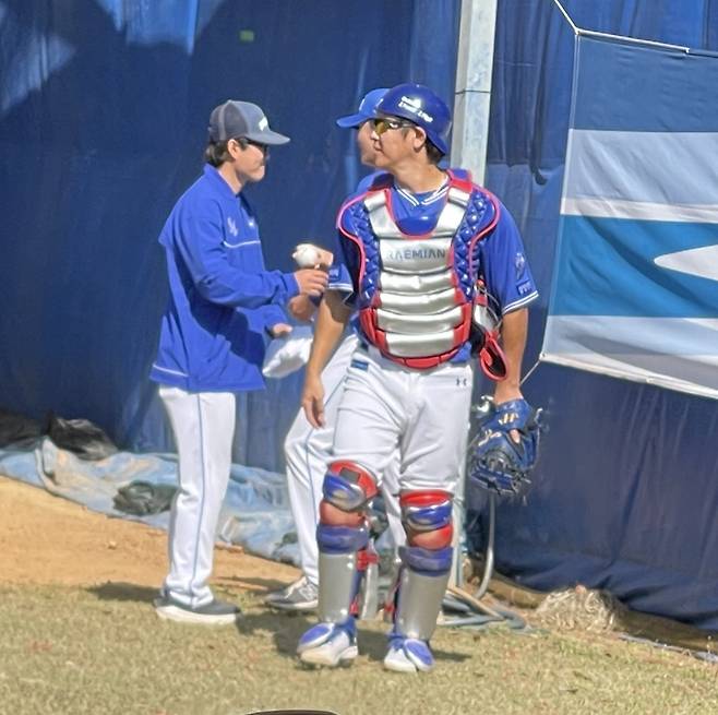 미야지 유라에게 당부 사항을 전한 포수 강민호 [촬영 이대호]