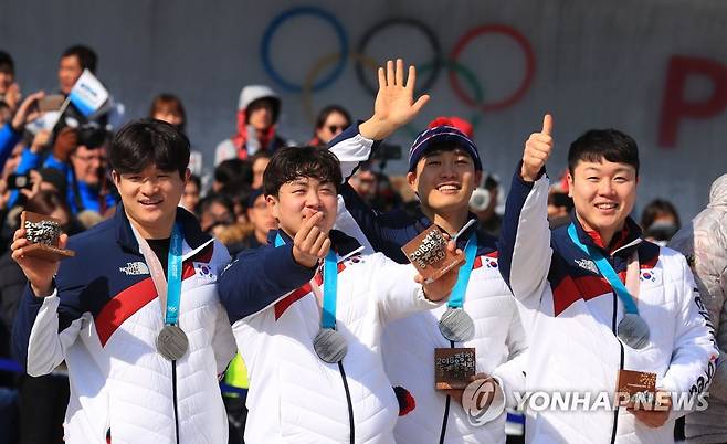 [올림픽] '성원해주셔서 감사합니다' (평창=연합뉴스) 한종찬 기자 = 25일 강원도 평창 슬라이딩센터에서 열린 2018 평창올림픽 봅슬레이 남자 4인승에서 은메달을 따낸 대한민국 원윤종-서영우-김동현-전정린 조가 시상식에서 환호하고 있다. 오른쪽이 원윤종. 2018.2.25 saba@yna.co.kr